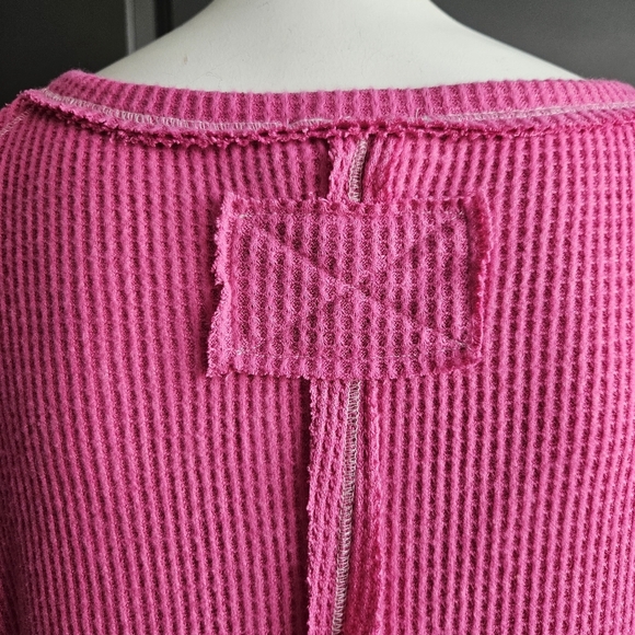 Andree By Unit Waffle Knit Reverse Stitching Pink Med Top Oversized V-Neck NWT - Picture 8 of 14